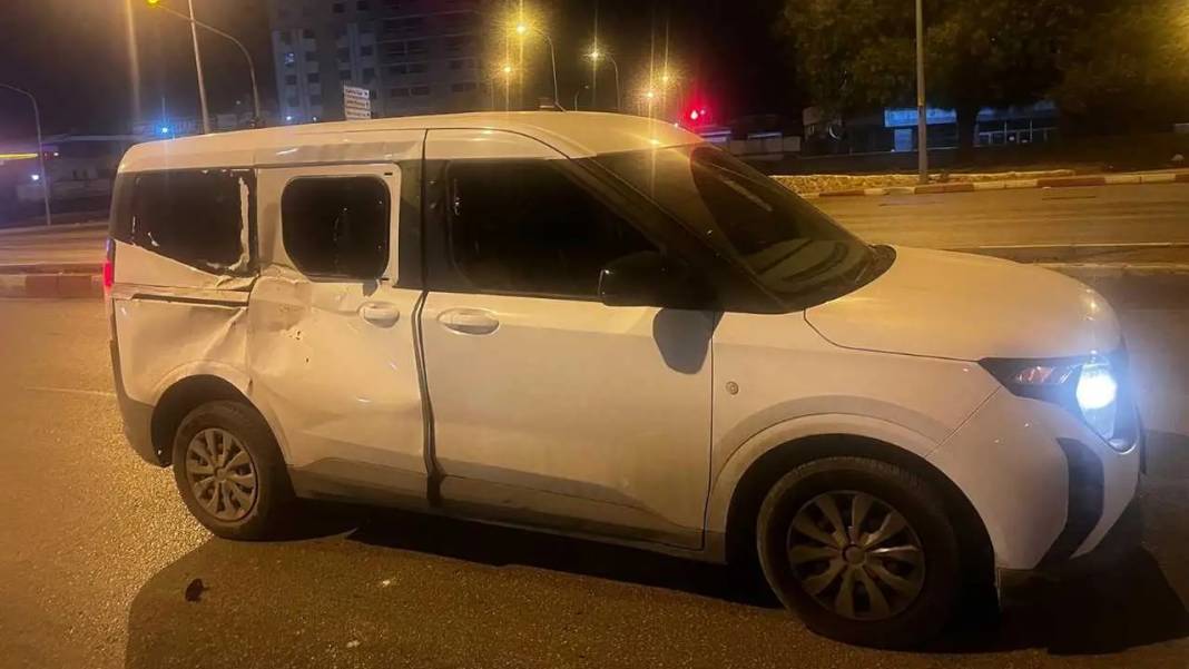 Adana’da Başıboş Atın Araçla Çarpıştığı Görüntüler Ortaya Çıktı! 4